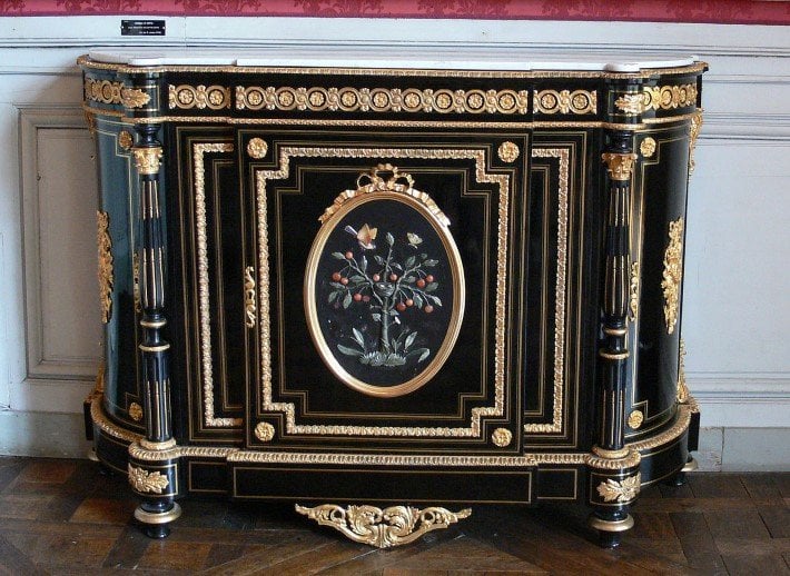 Pietradura chest in the Napoleon III style with polychrome floral decoration