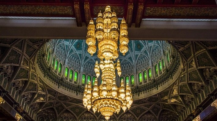 Blog Antique Chandeliers Top Ten Lighting Masterpieces The World S Largest Chandelier At Sultan Qaboos Grand Mosque In Mu Oman